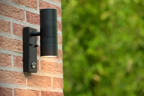 Lucide ARNE-LED IR - Wandspot / Wandlamp Binnen/Buiten - Ø 6,3 cm - LED - GU10 - 2x5W 2700K - IP44 - Beweging & dag/nacht sensor - Zwart - sfeer 1